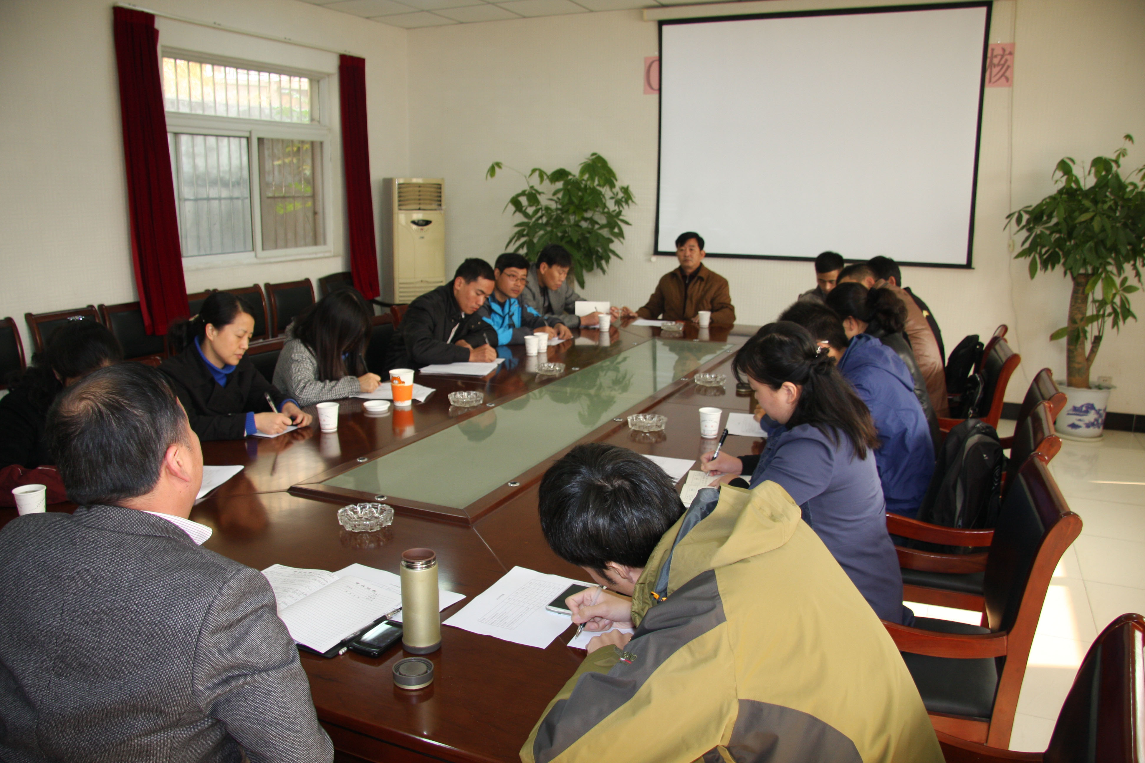 爱游戏网页版官方网站集团召开关于加强施工现场材料管理讨论会