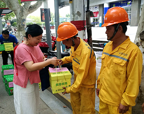 盛夏烈日送清凉 区总工会慰问集团养护工人