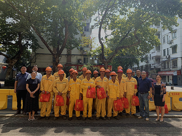 高温慰问到一线 情系职工送清凉