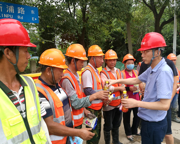 情系职工送清凉 公司开展夏季高温慰问活动