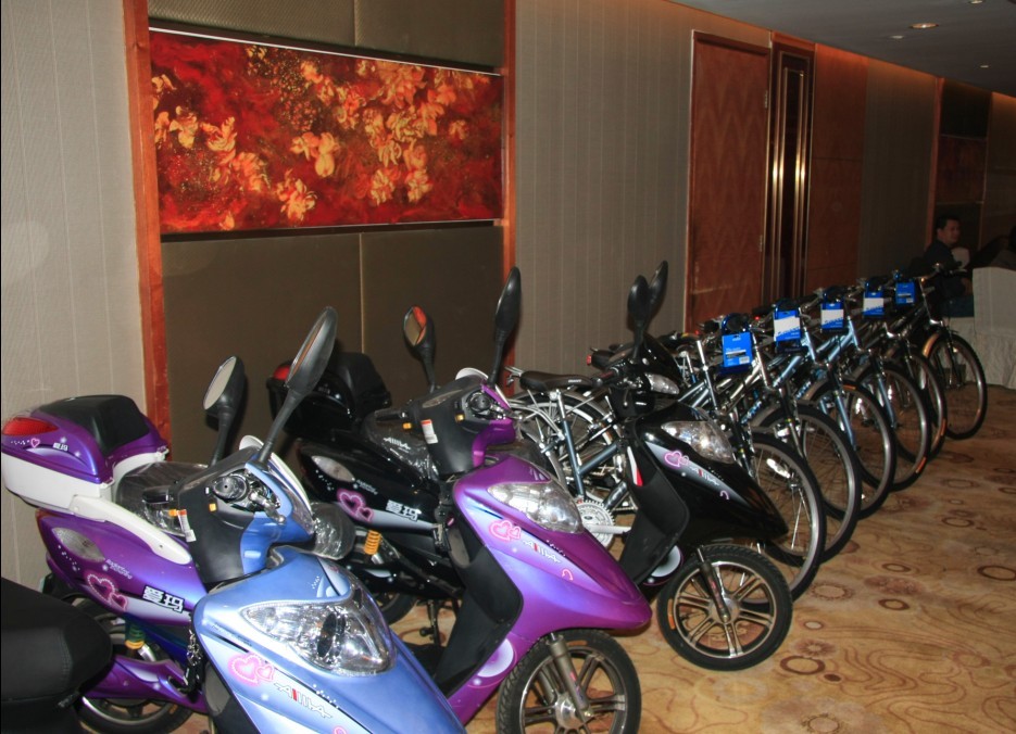 摆放在现场的奖品（亲~特等奖不在这唷~）